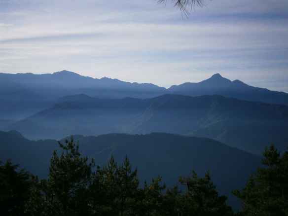 The air was clear, and to the east there was a great view of Nanhuda Shan (left), and Zhongyangjian Shan (right).