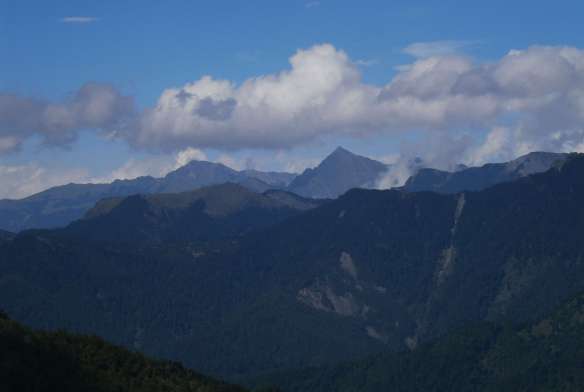 Zhongyangjian Shan, at right.  Nanhuda Shan is the broader peak to the left.